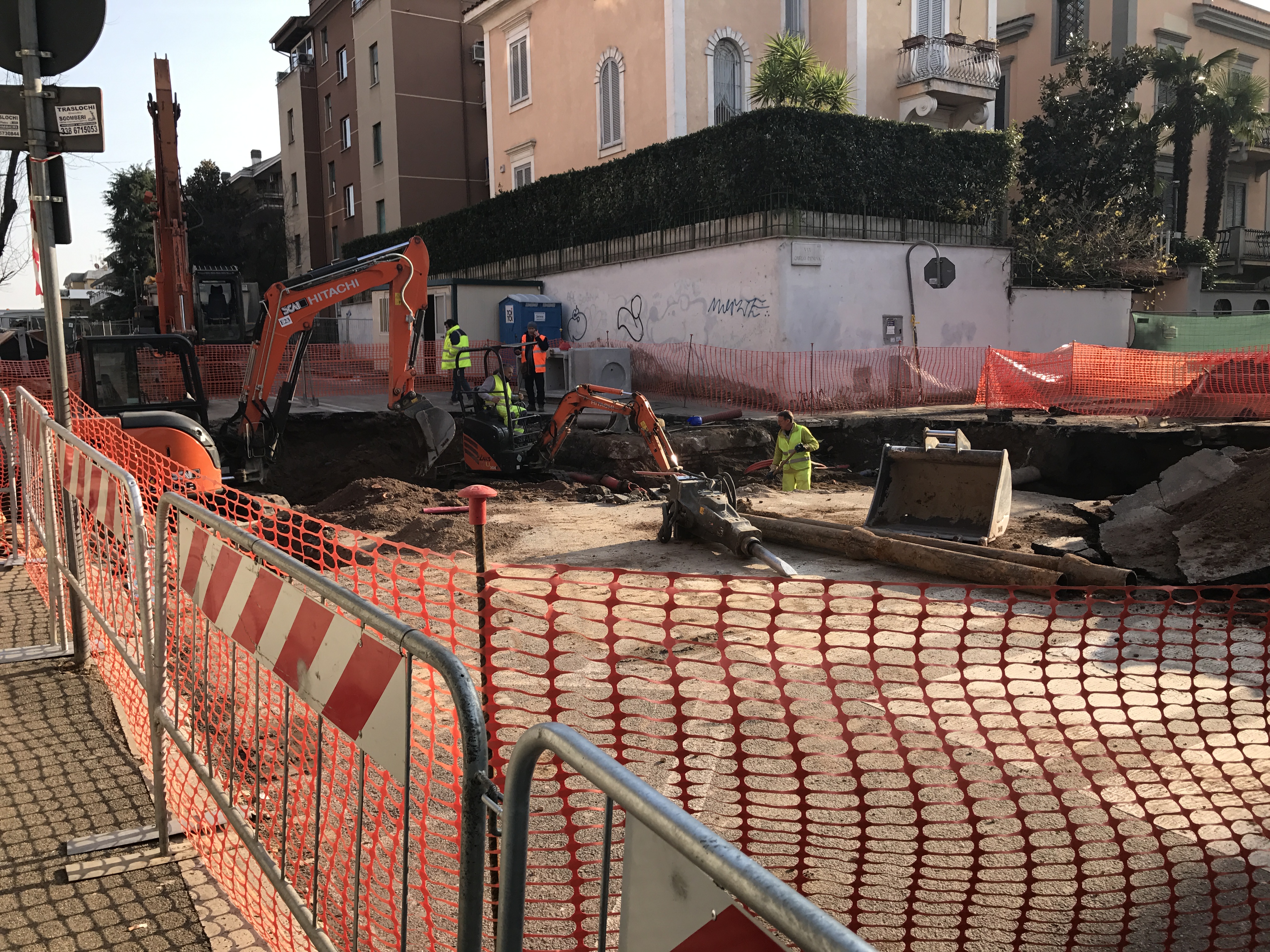 Voragine a via Denina