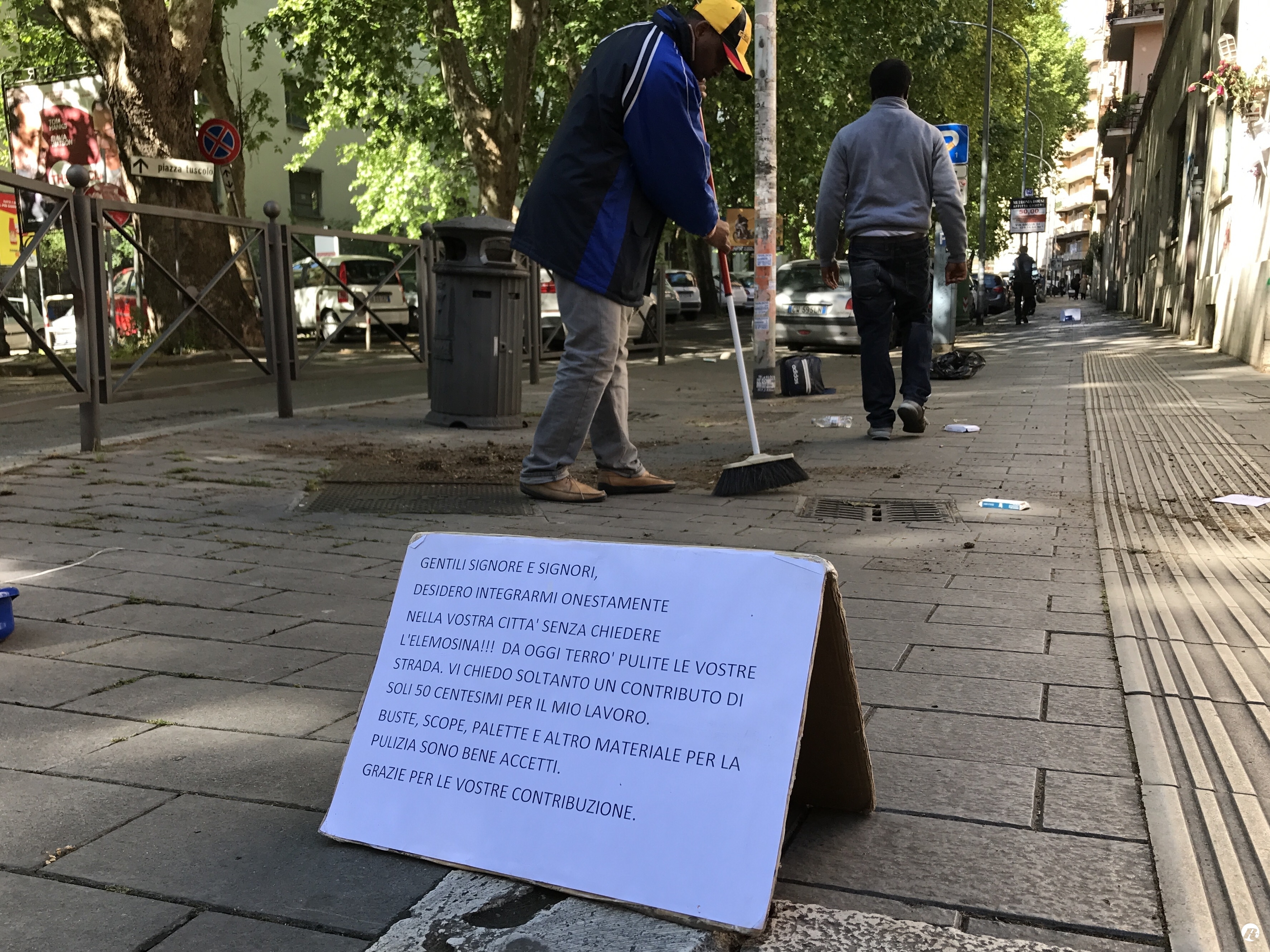 A Roma i migranti puliscono le strade
