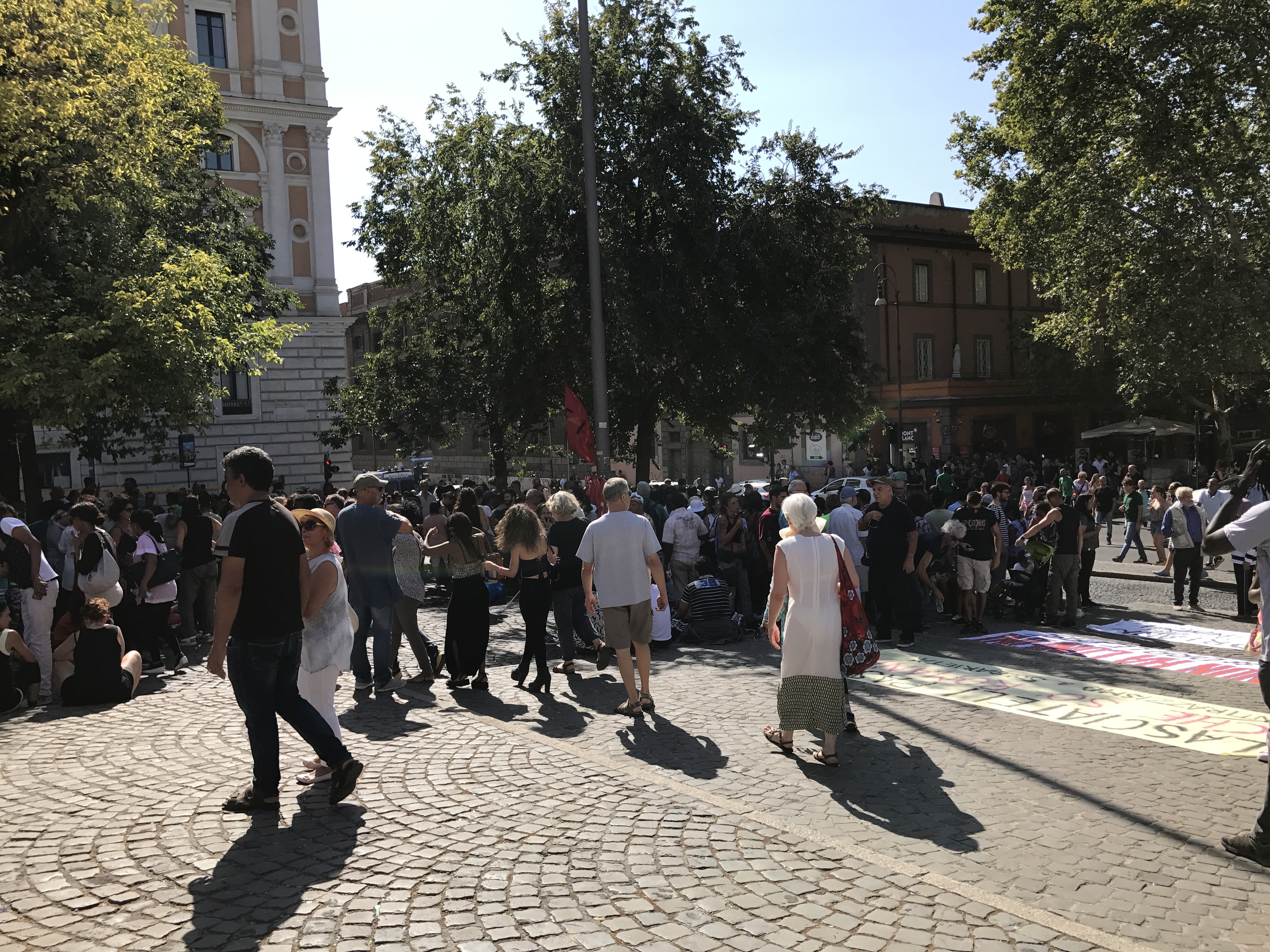 La manifestazione con gli occupanti di via Curtatone