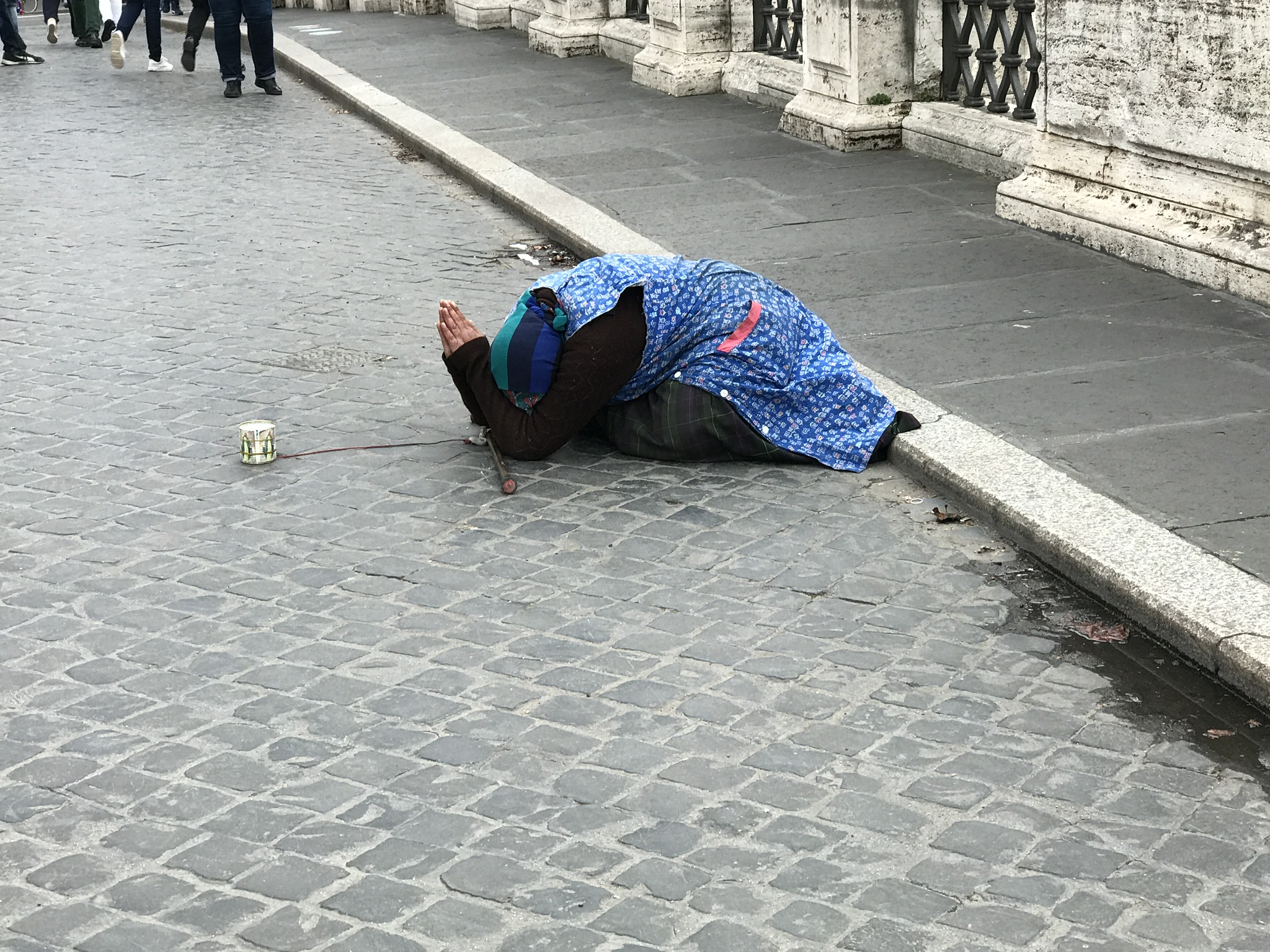 Poveri che chiedono l’elemosina