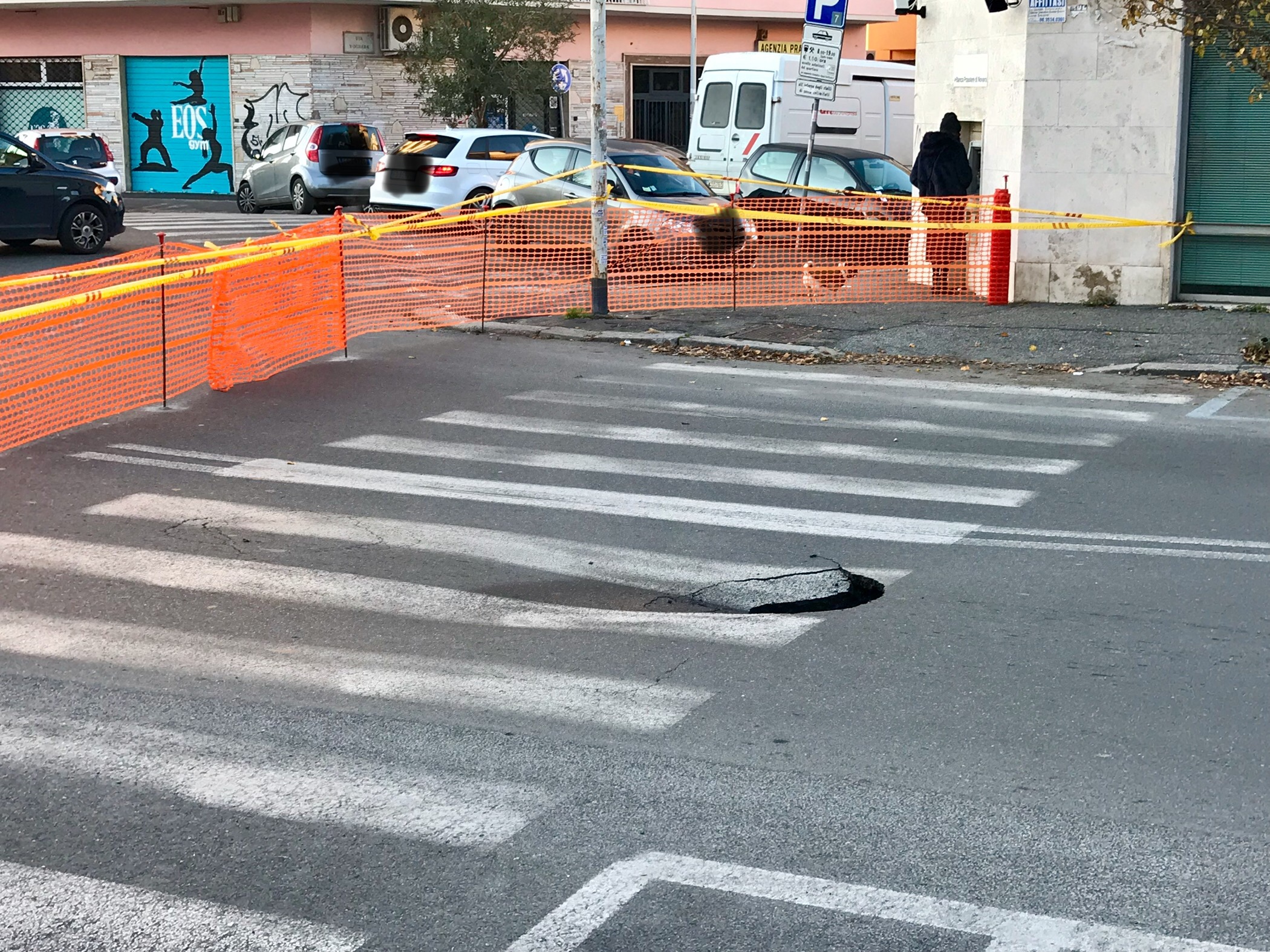 Traffico in tilt a San Giovanni, voragine a via Alghero