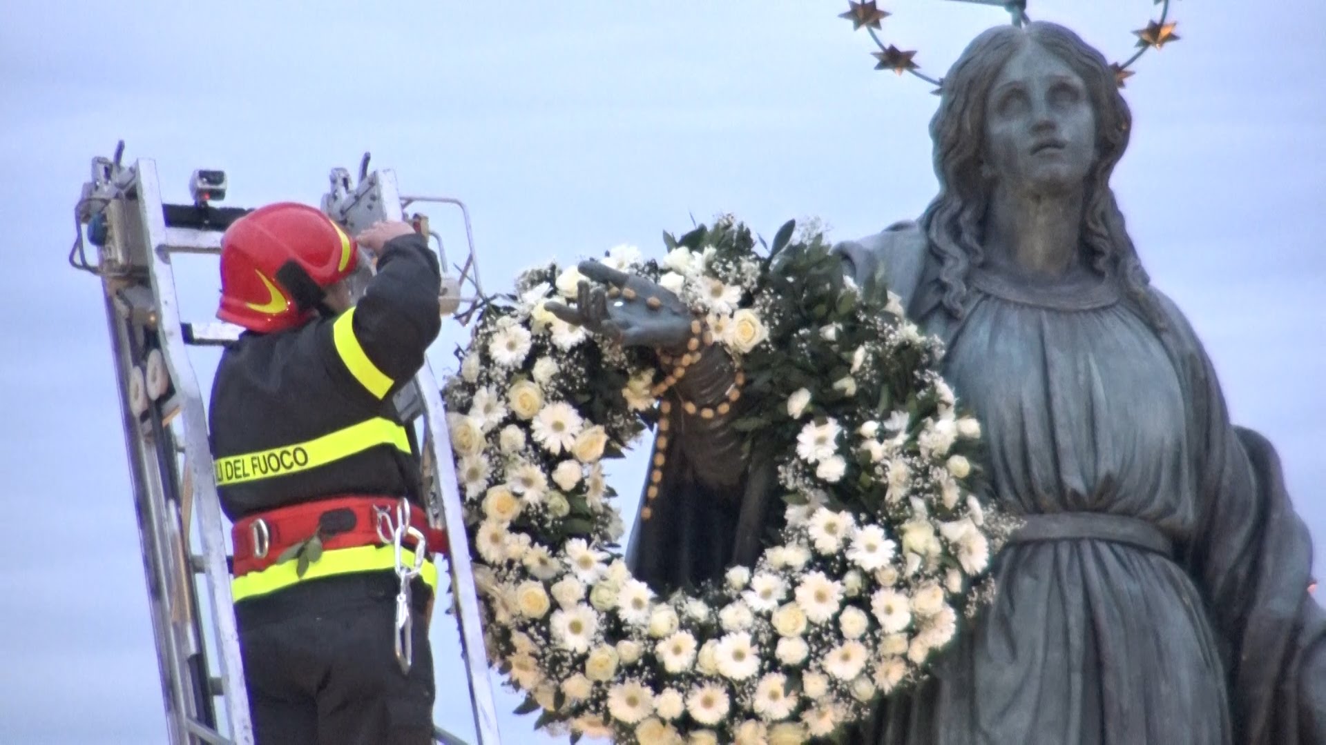 I Vigili del Fuoco posizionano la corona di fiori per la Madonna venerata dal Papa
