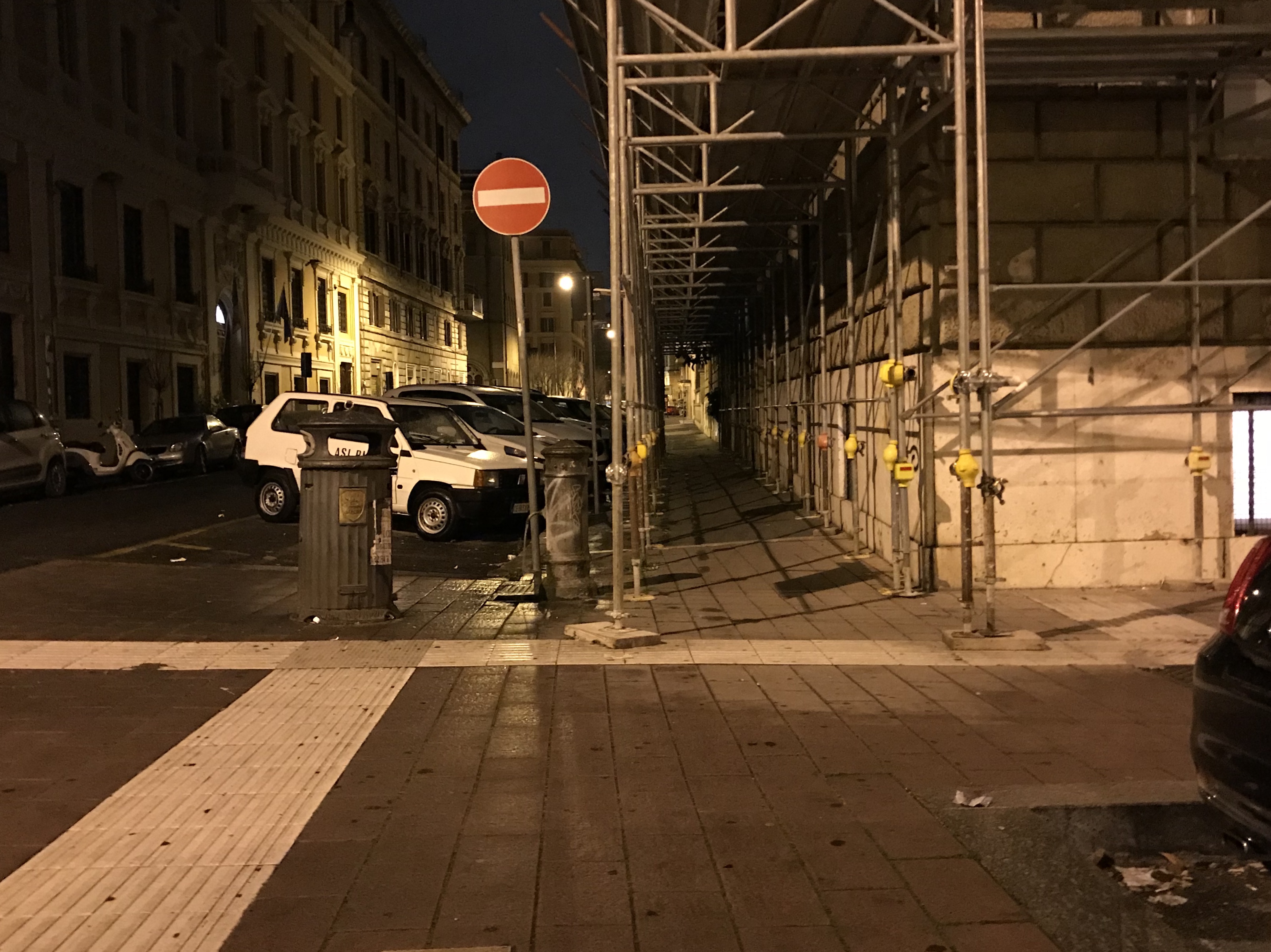 Il presidio per i vaccini a via Plinio