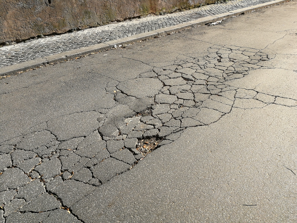 Надо мной м5 асфальт. Яма с асфальтом в древности. Асфальт 5. Коммуникация под асфальт. Обложили асфальтом автомобили.