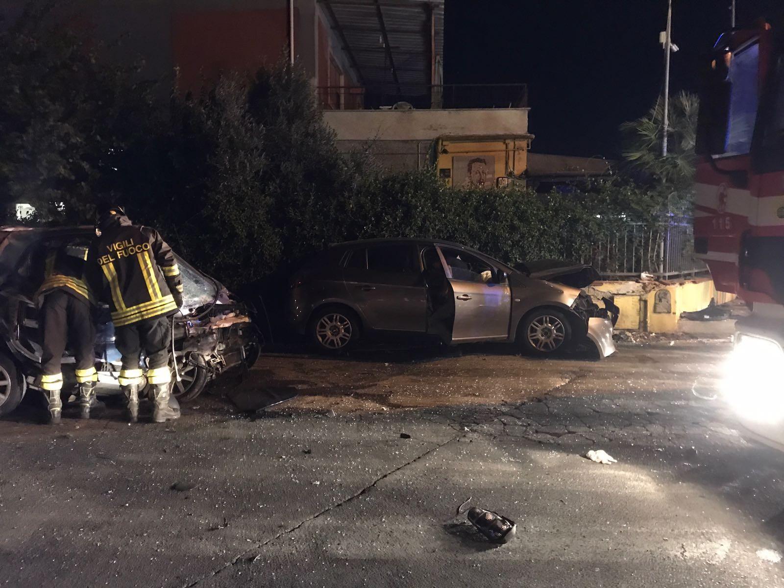 Tragedia sulla Nomentana, auto si schianta contro palo. Un morto