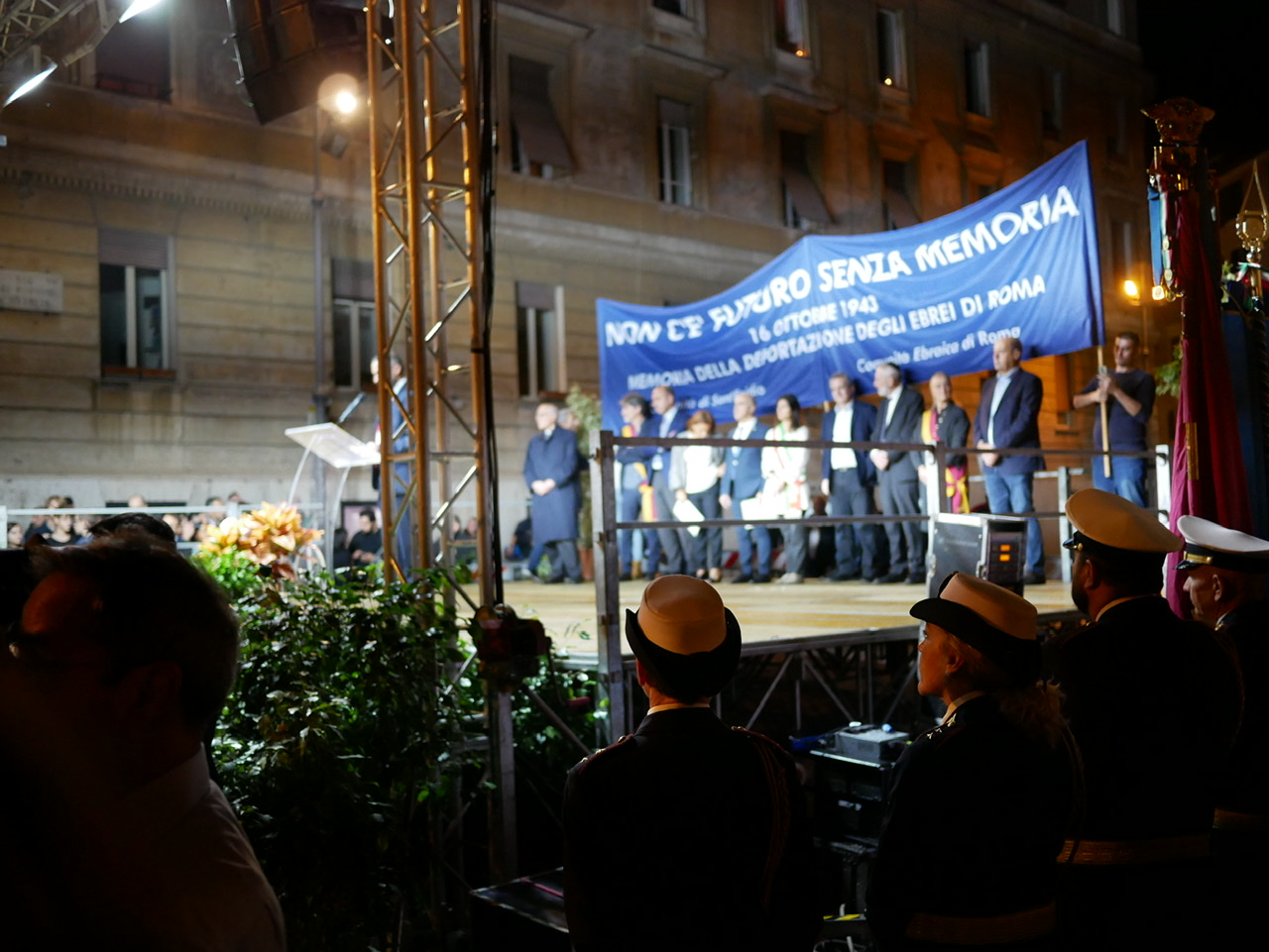 La marcia per ricordare la deportazione degli ebrei