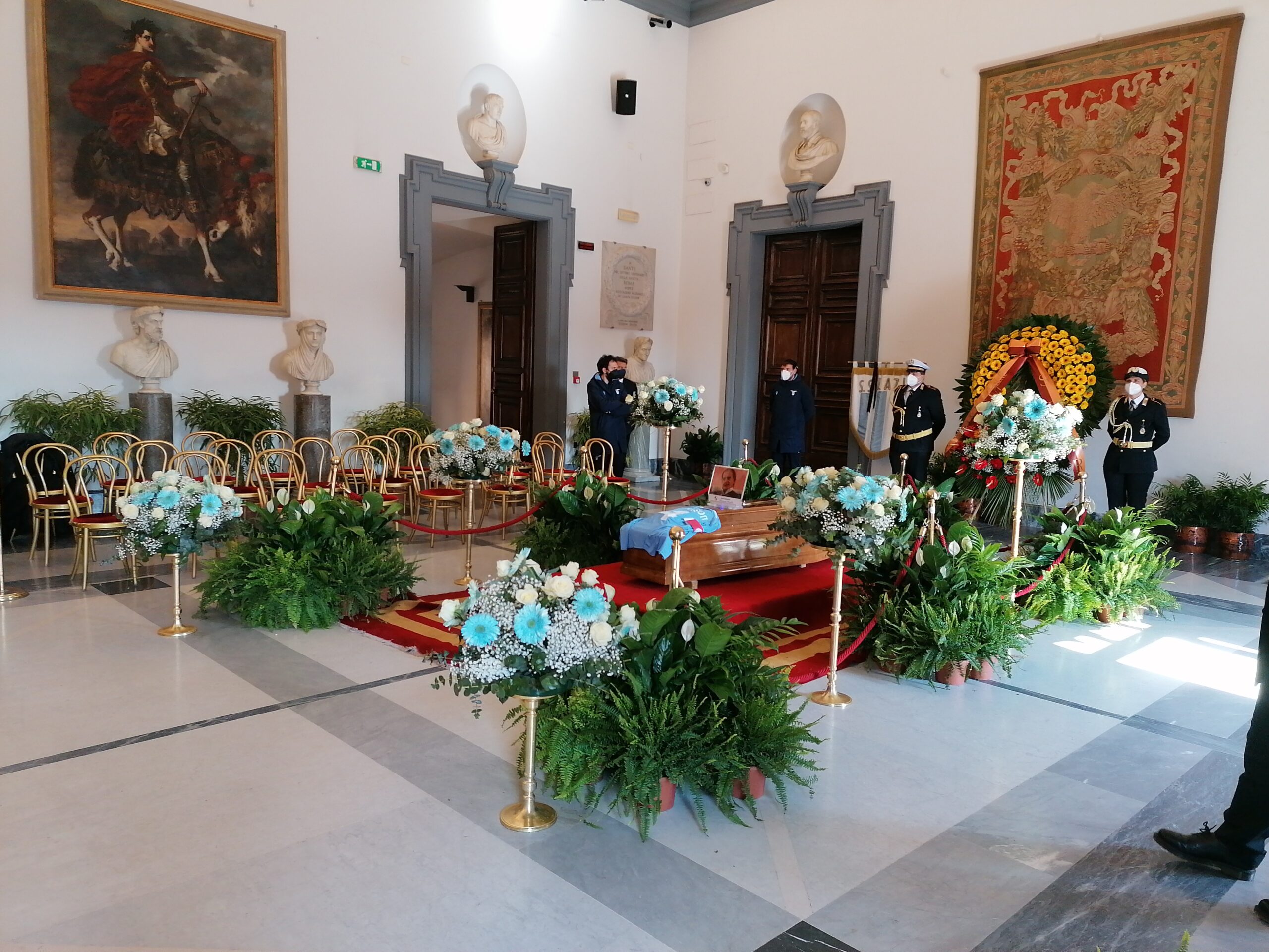 Campidoglio Rose Biancocelesti Nella Camera Ardente Per Wilson VIDEO 
