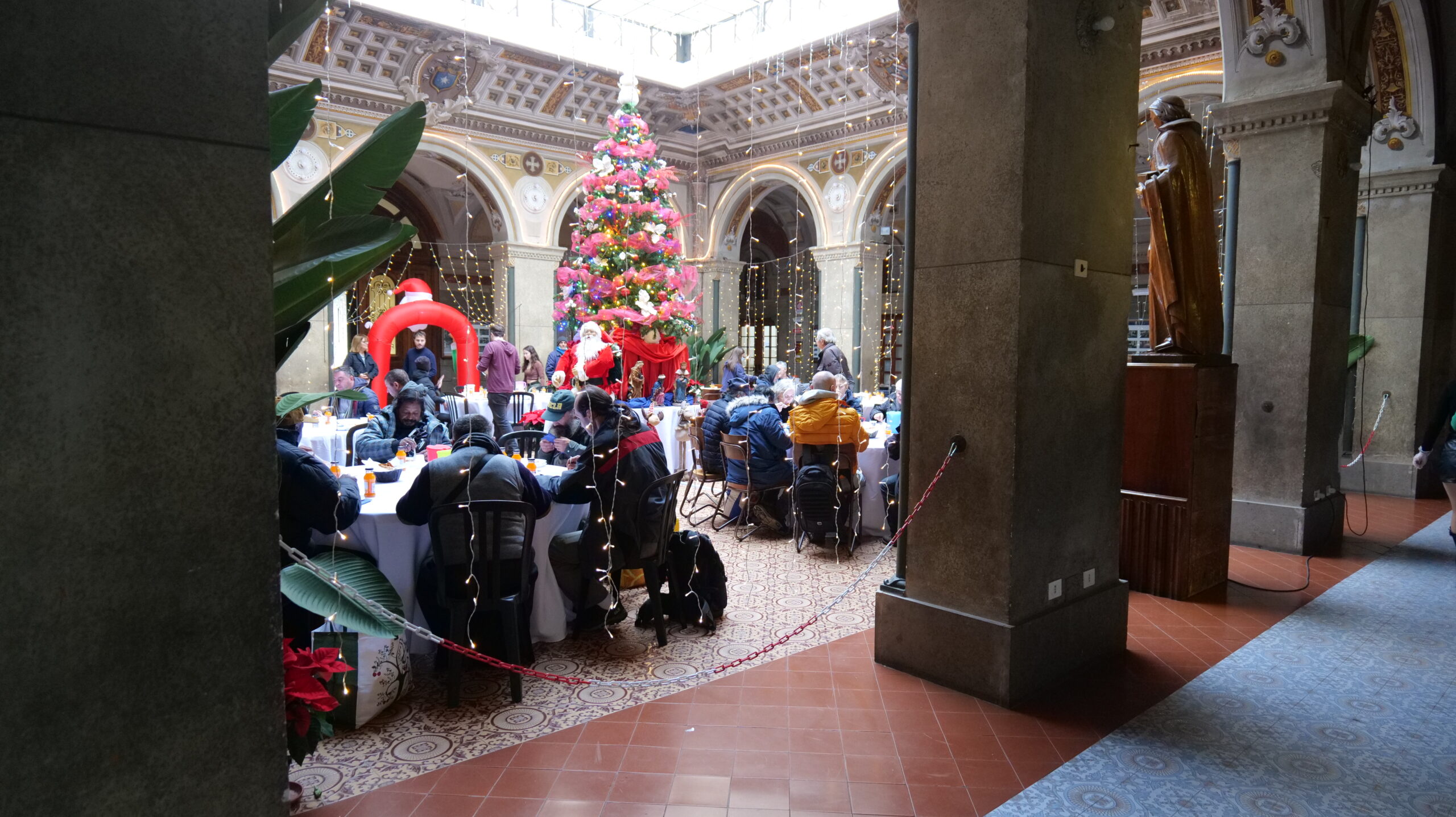 Il pranzo natalizio per i senzatetto al Pio IX
