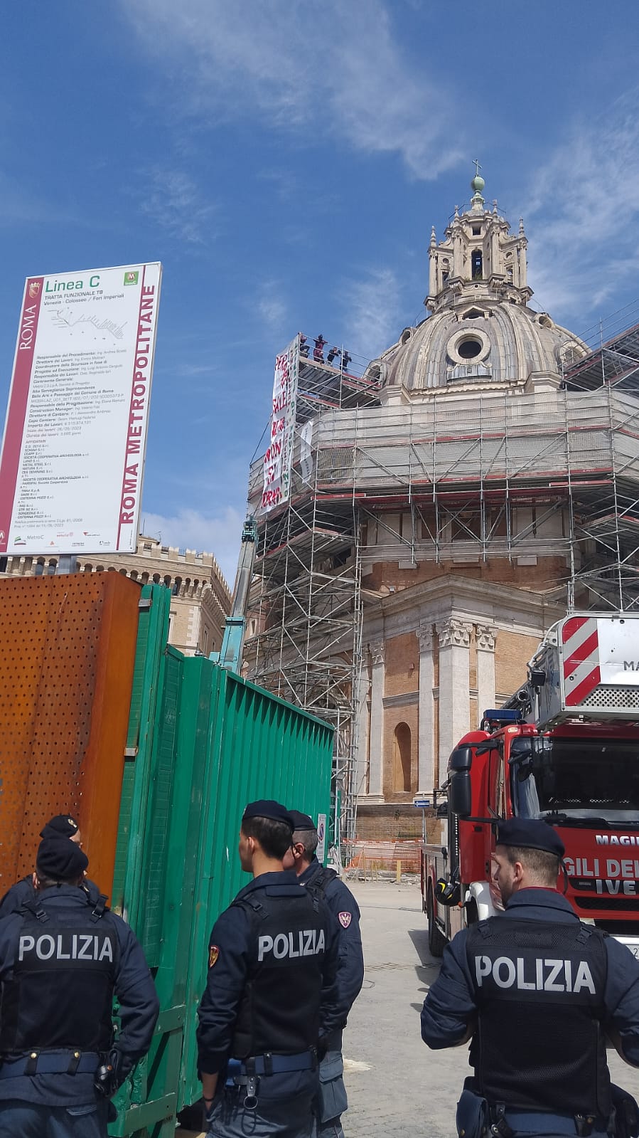 Roma: diritto alla casa, manifestanti protestano sulla cupola della ...