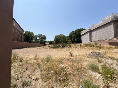 Lo spazio dove nascerà il giardino a via Giulia