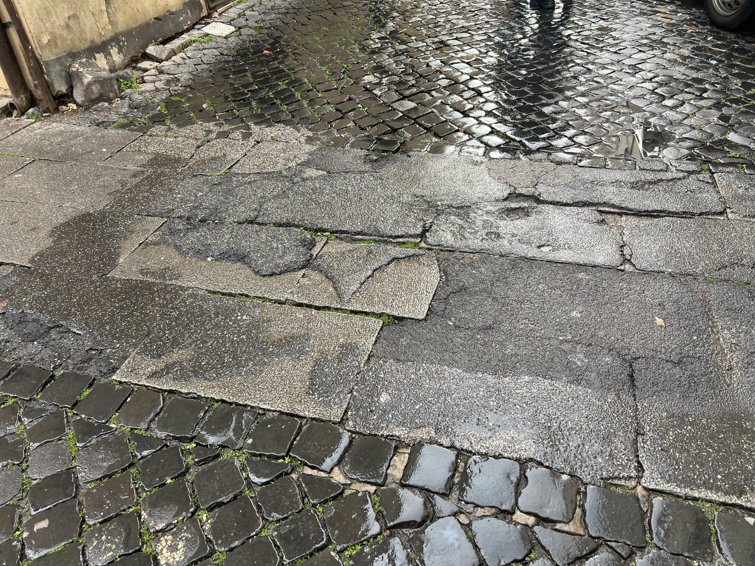 Una parte del selciato bon ristrutturato a Borgo Pio