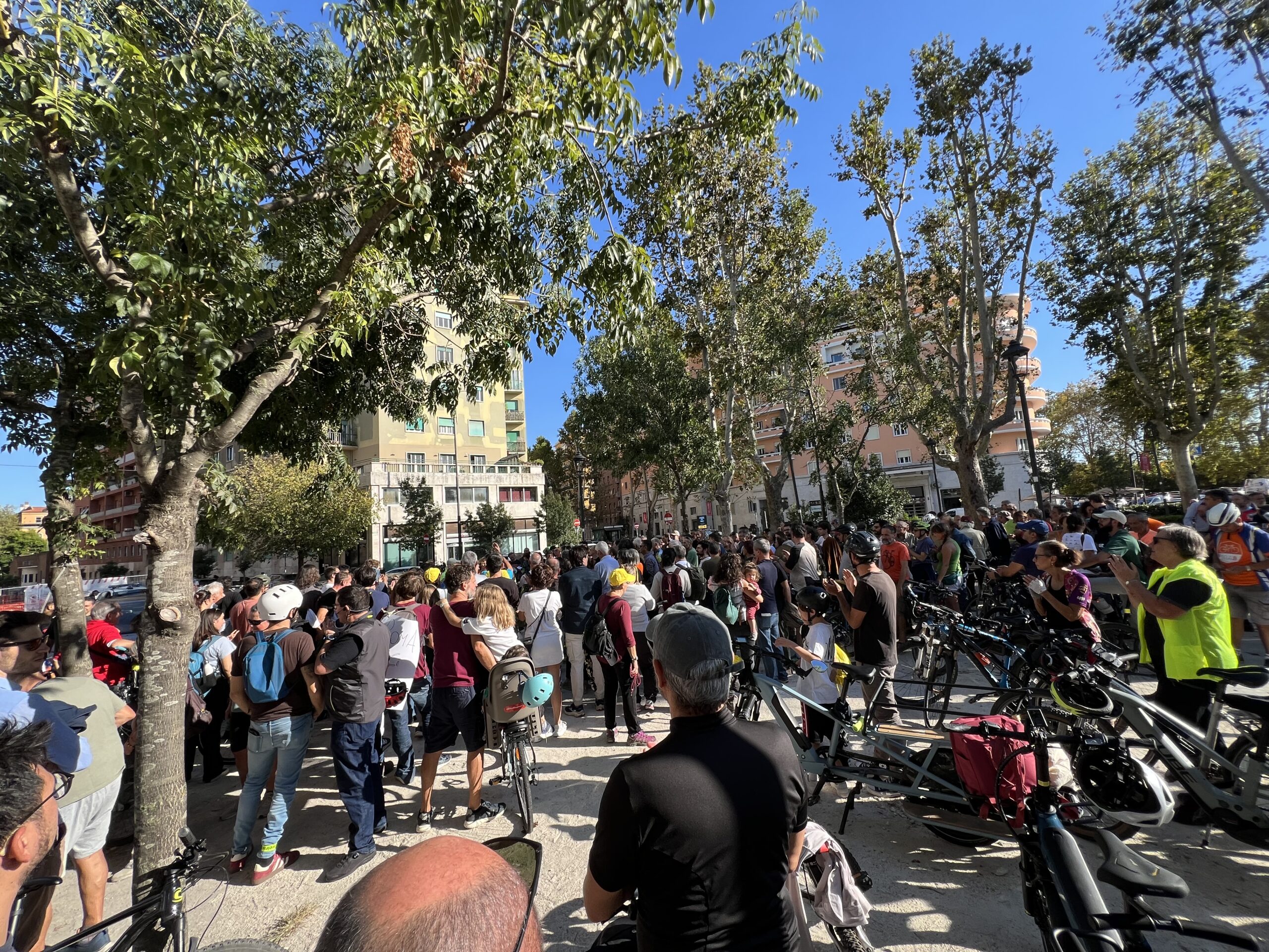 La manifestazione per le piste ciclabili a Roma