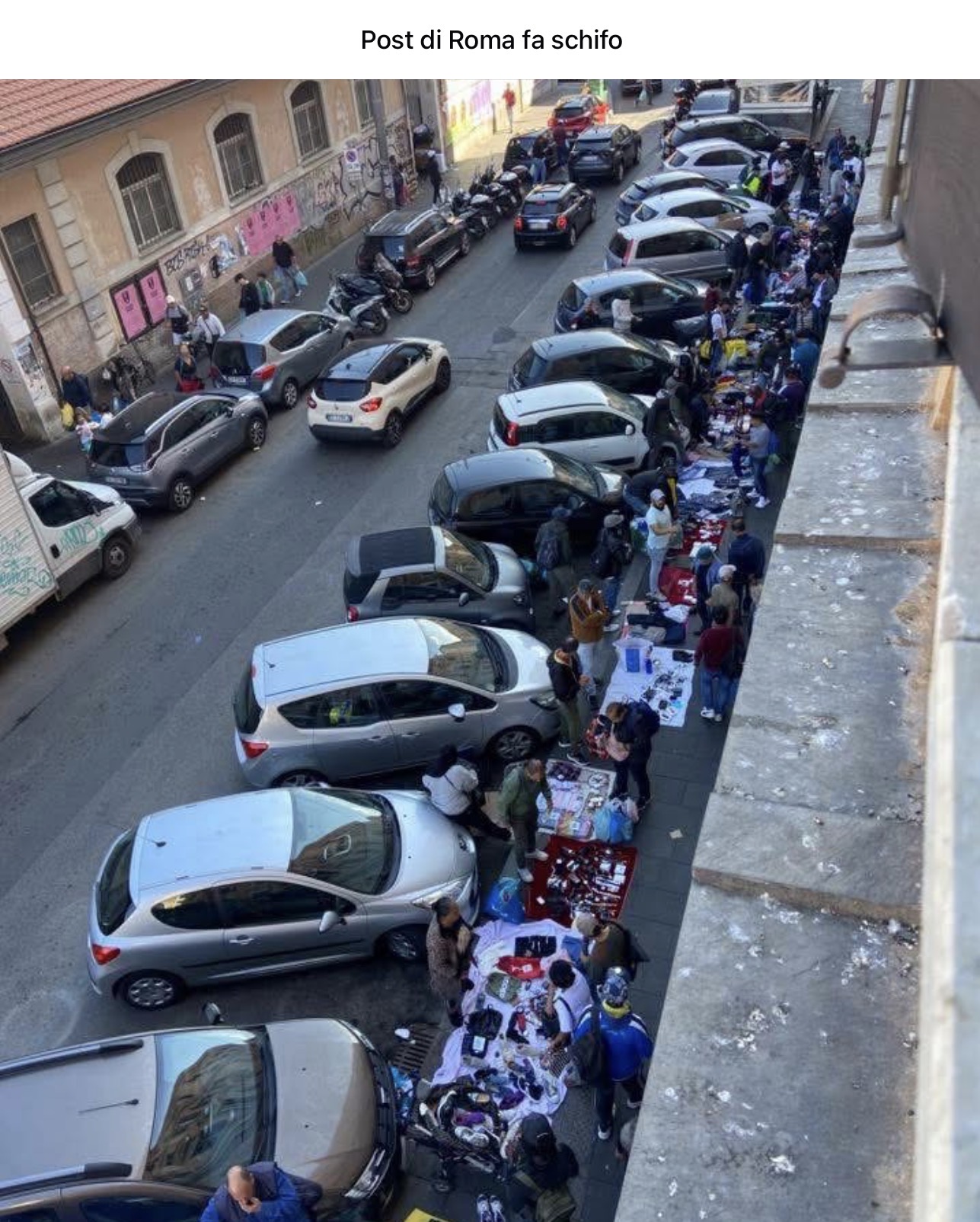 Il mercato abusivo di via Principale Amedeo all’Esquilino