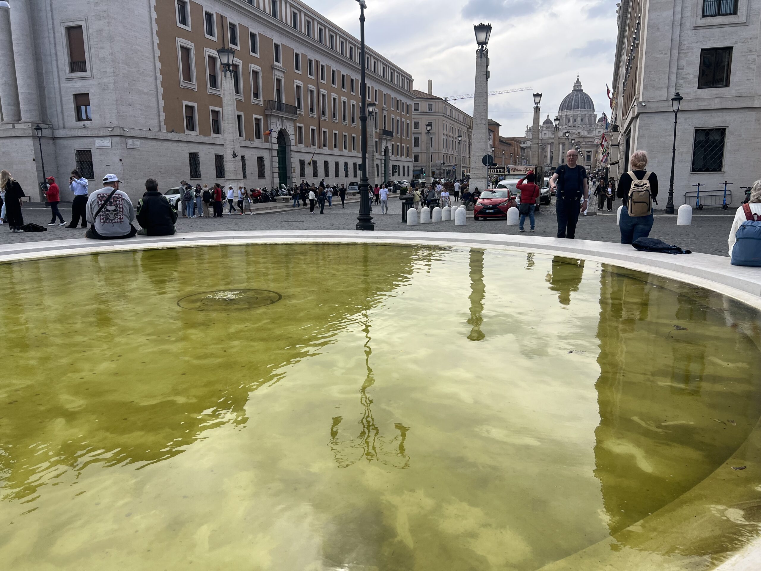 Una delle due fontane di piazza Pia