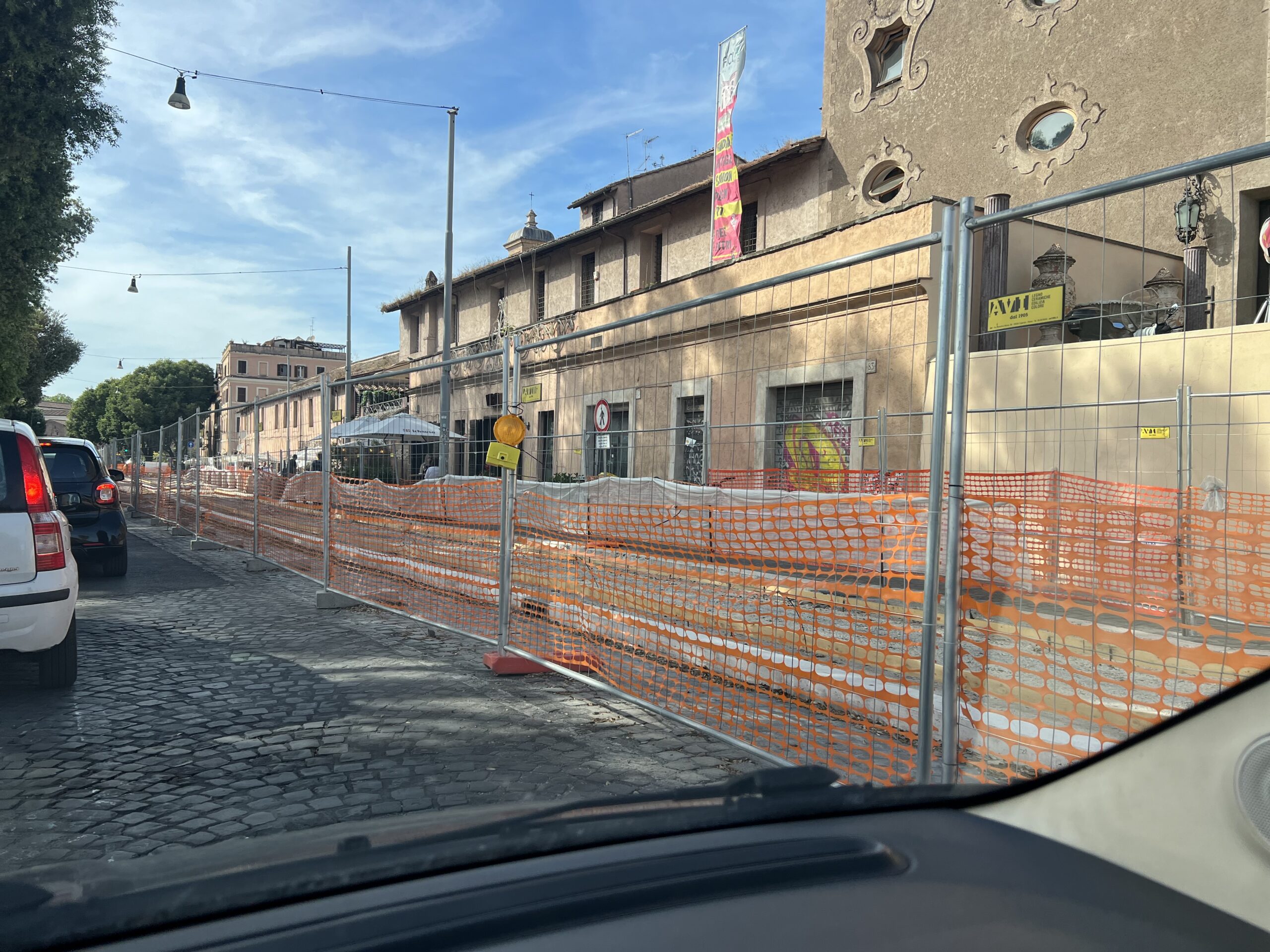 I lavori per il marciapiede a via dei Cerchi