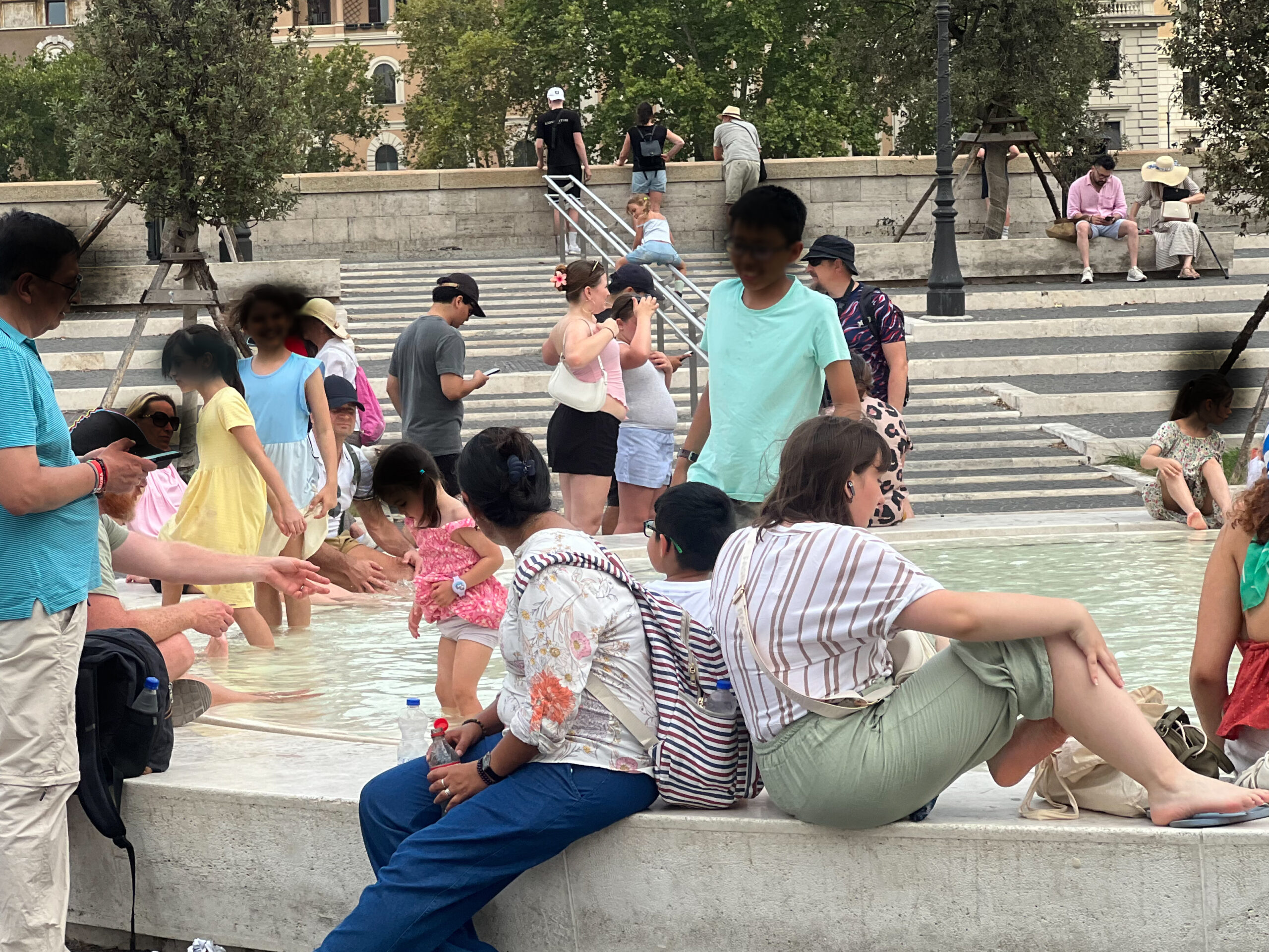Turisti nelle fontane di piazza Pia